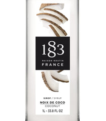 1883 Maison Routin sirope de coco vertiéndose en vaso ofreciendo mezcla homogénea