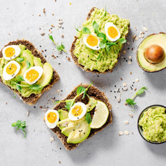 7 Farms huevos encurtidos en tabla de charcutería, resaltan como aperitivo