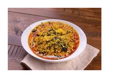 Albasa sopa egusi servida en plato, sabor tradicional y reconfortante