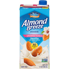 Almond Breeze vertido en vaso ilustrando textura ligera y uso inmediato