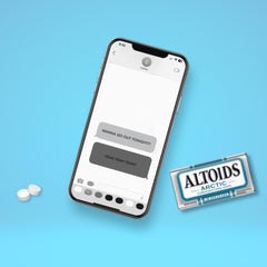 Altoids lata en bolsillo destacando conveniencia y discreción