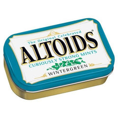 Altoids en uso dentro de un coche para frescura en viajes