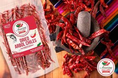 Amazing Chiles & Spices chiles de árbol tostándose en sartén para intensificar sabor y aroma
