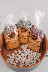 Amish Country Popcorn primer plano de granos morados, visual distintivo y apetitoso