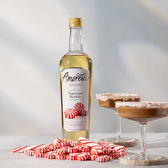Amoretti jarabe peppermint vertiéndose en café latte mejorando el aroma