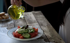 Ancient Foods vertido en ensalada resaltando sabor fresco y acabado