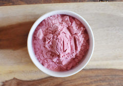 Anthony's polvo de granada espolvoreado en yogur aportando sabor y color natural