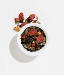 Art of Tea sachet infusionando en taza, entrega sabor aromático rápidamente