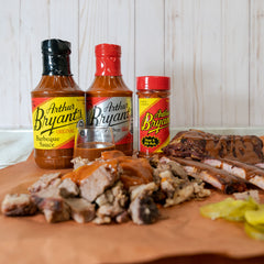 Arthur Bryant's salsa en costillas glaseadas realzando sabor ahumado
