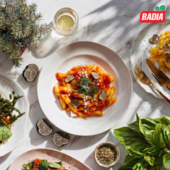 Badia sal trufa negra espolvoreada sobre pasta resaltando sabor elevado