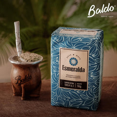 Baldo yerba en cebador tradicional mostrando preparación auténtica