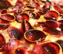 Battistoni rebanadas doradas formando cups crujientes, realzan sabor en pizza
