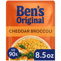 Ben's Original primer plano de trozos de brócoli y queso aportando sabor