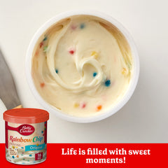 Betty Crocker untando frosting en cupcake para decoración rápida