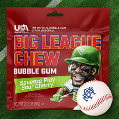 Big League Chew bolsa en mano lista para repartir en el dugout