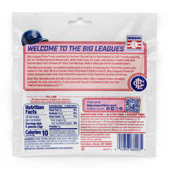 Big League Chew jugador en dugout compartiendo chicle durante descanso del juego