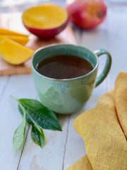 Bigelow Tea bolsita en primer plano con aroma y textura visible