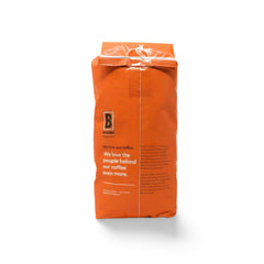 BIGGBY granos enteros en primer plano con brillo que sugiere frescura y aroma
