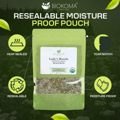 Biokoma taza con infusión de Lady's Mantle disfrutada en mano