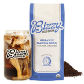 Bizzy empaque frontal que muestra mezcla Dark & Bold y tamaño 1 lb, ideal para cold brew