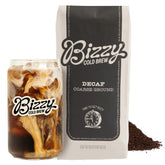 Bizzy empaque frontal Cold Brew Decaf mostrando la marca y 1 lb, ideal para preparar en frío
