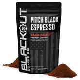Blackout Coffee Pitch Black frente del empaque mostrando diseño y frescura