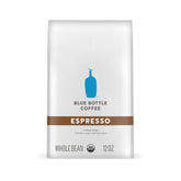 Blue Bottle Coffee frontal del paquete mostrando la marca y beneficio de frescura