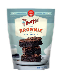Primer plano de la miga fudgy de Brownie Bob's Red Mill, textura húmeda