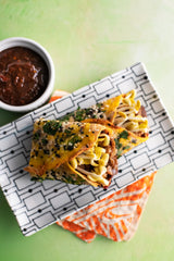 Bob's Red Mill harina en mano para mostrar tamaño y proporción útil en recetas