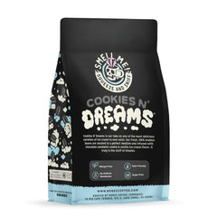 Bones Coffee Company granos en mano destacando calidad arábica y aroma