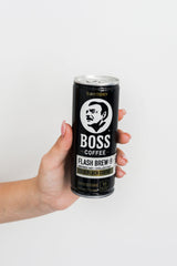 BOSS primer plano de la superficie del café mostrando textura limpia