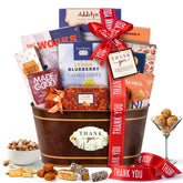 Broadway Basketeers cesta frontal lista para regalar con dulce y salado