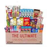 Broadway Basketeers caja frontal abierta mostrando 45 snacks variados y listos para regalar