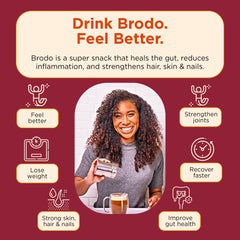 Brodo vertiendo caldo en taza para confort y consumo inmediato