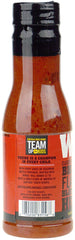 Buffalo Wild Wings vertiendo salsa sobre alitas calientes en plato, realza el sabor
