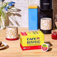 Café Bustelo cápsula insertada en máquina compatible Keurig preparando café rápido
