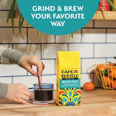 Café Bustelo granos enteros primer plano resaltando frescura y aroma