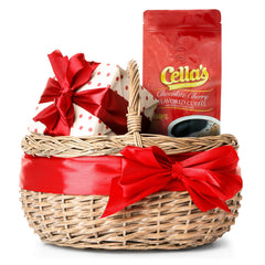 Cella's café servido en taza con crema, sugiere sabor chocolate cereza reconfortante