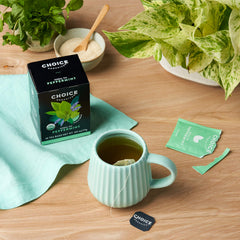 Choice Organic Teas bolsa compostable en mano destacando su beneficio ecológico