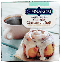 CINNABON taza servida junto a rollo de canela ilustrando sabor inspirado