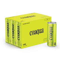 CoAqua en mano para comparar tamaño, envase práctico y portátil