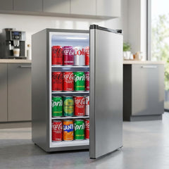 Coca‑Cola latas en hielera manteniendo frías para eventos