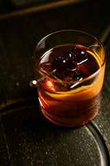 Cocktail Crate Old Fashioned servido en vaso con twist de naranja