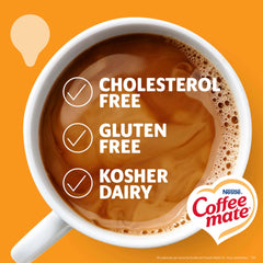 Coffee mate creamer vertiéndose en café con crema visible y sabor mejorado