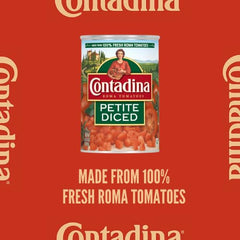 Contadina primer plano de cubos de tomate con textura lista para cocinar