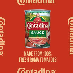 Contadina vertiendo salsa en pasta para un plato sabroso y listo