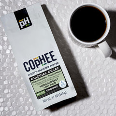 COpHEE café servido en taza humeante, consumo suave para estómagos sensibles