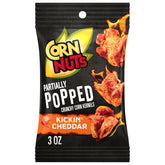 Corn Nuts empaque frontal mostrando diseño y sabor Kickin’ Cheddar, conveniente