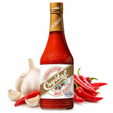 Crystal botella frontal con salsa Garlic estilo Louisiana, visibilidad del líquido rojo
