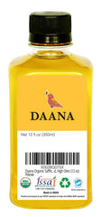 Daana vertiendo aceite sobre ensalada resaltando sabor suave y aderezo